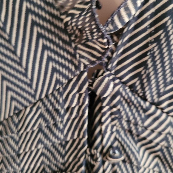 BCBG MaxAzria blouse size L - Picture 8 of 13